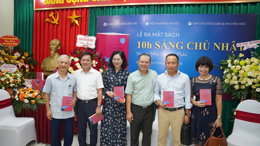 "10h sáng Chủ Nhật" - cuốn sách ghi lại từng lát cắt đầy cảm xúc về thời cuộc - Ảnh 20.