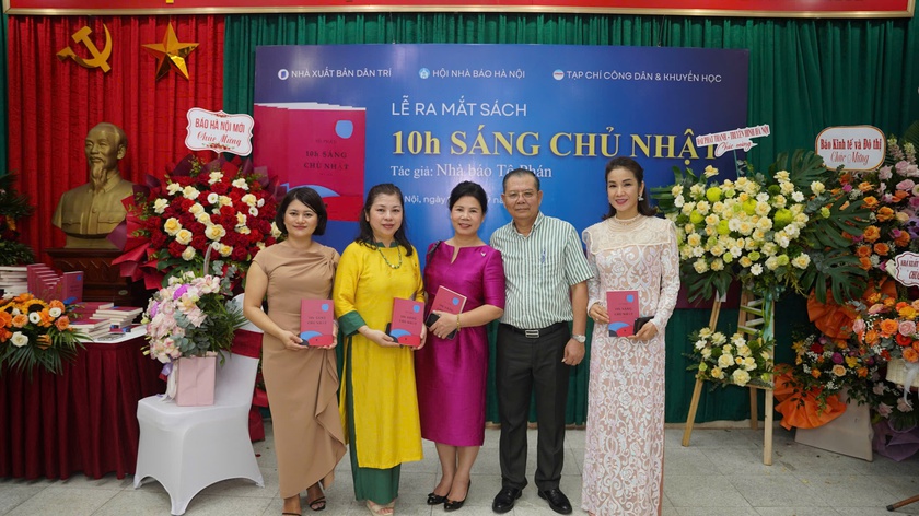 "10h sáng Chủ Nhật" - cuốn sách ghi lại từng lát cắt đầy cảm xúc về thời cuộc - Ảnh 16.