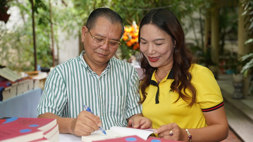 "10h sáng Chủ Nhật" - cuốn sách ghi lại từng lát cắt đầy cảm xúc về thời cuộc - Ảnh 24.