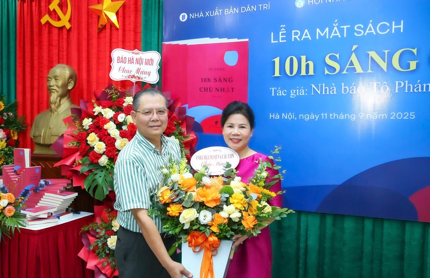 "10h sáng Chủ Nhật" - cuốn sách ghi lại từng lát cắt đầy cảm xúc về thời cuộc - Ảnh 2.