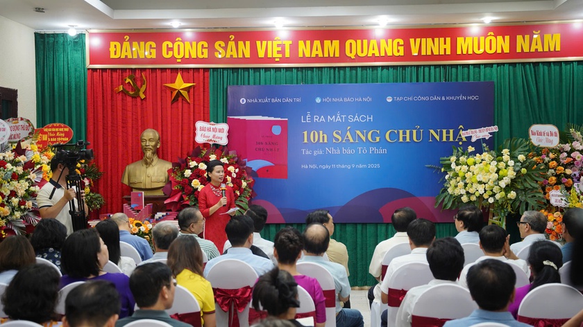 "10h sáng Chủ Nhật" - cuốn sách ghi lại từng lát cắt đầy cảm xúc về thời cuộc - Ảnh 4.
