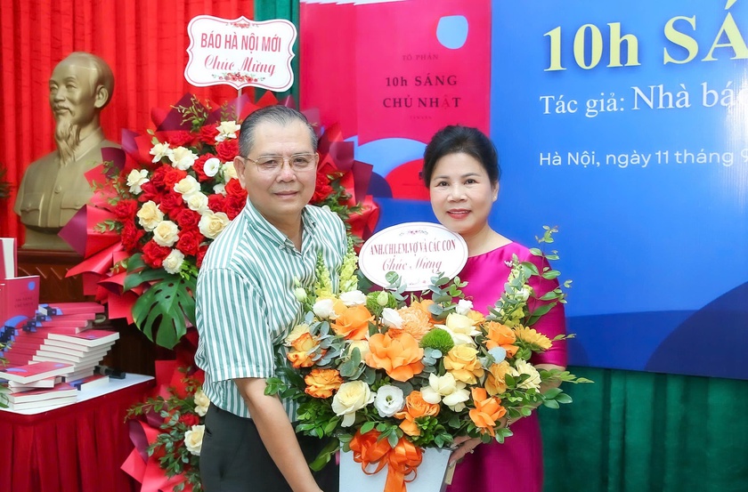 Ra mắt "10h sáng Chủ Nhật" - tập tản văn đầy cảm xúc về thời cuộc của nhà báo Tô Phán - Ảnh 2.