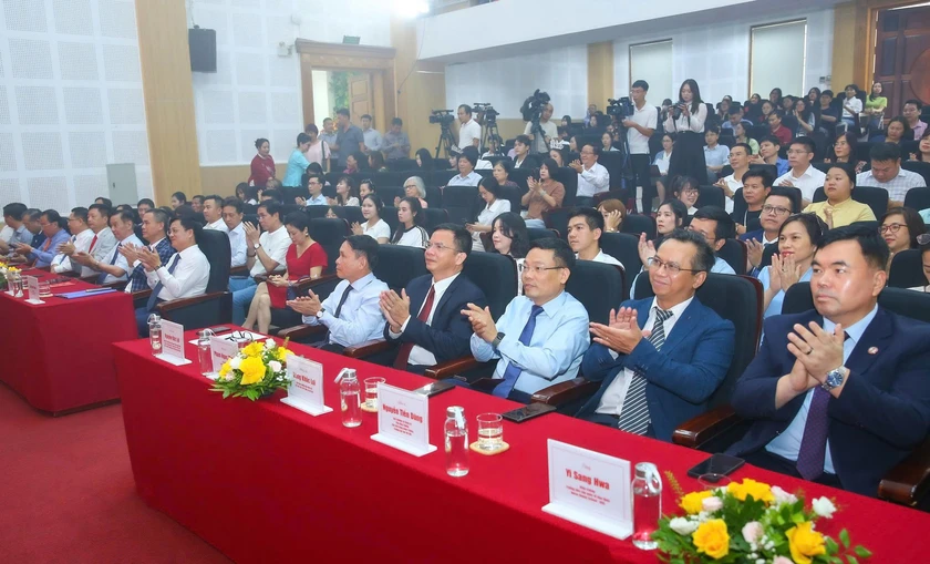 Tôn vinh 17 tác giả đoạt giải cuộc thi viết đầy rung cảm về "Cha và con gái"- Ảnh 3.