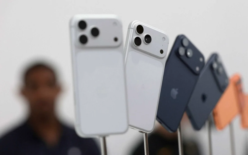 Sự trì hoãn mẫu iPhone mới tại thị trường Trung Quốc đang khiến giới đầu tư hoang mang. Ảnh minh hoạ: SCMP