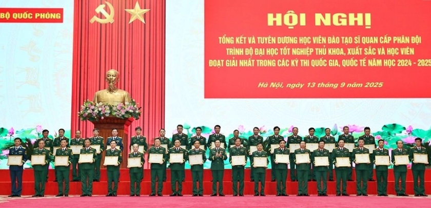 Bộ Quốc phòng tuyên dương 117 học viên sĩ quan xuất sắc năm học 2024-2025 - Ảnh 2.