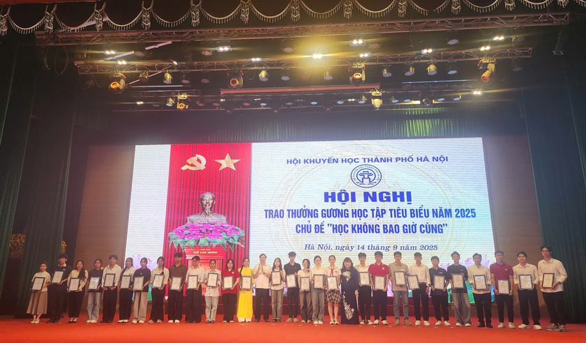 Hội Khuyến học Hà Nội trao thưởng cho 221 học sinh, sinh viên tiểu biểu năm 2025 - Ảnh 9.