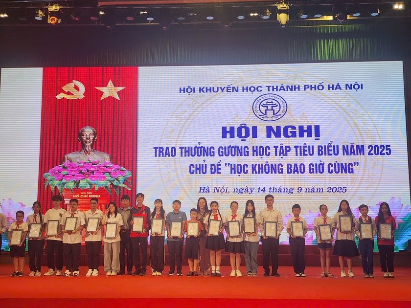 Hội Khuyến học Hà Nội trao thưởng cho 221 học sinh, sinh viên tiểu biểu năm 2025 - Ảnh 8.