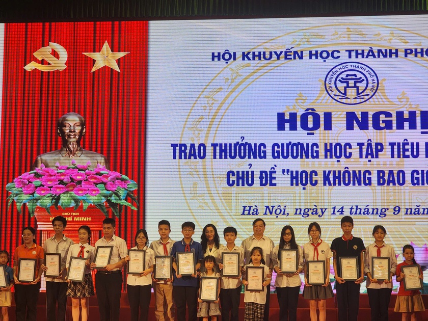 Hội Khuyến học Hà Nội trao thưởng cho 221 học sinh, sinh viên tiểu biểu năm 2025 - Ảnh 6.
