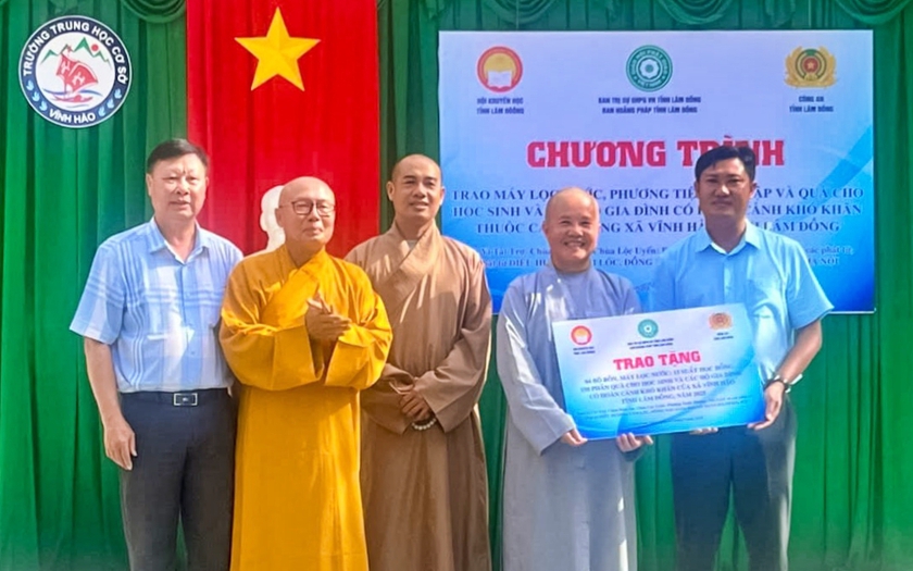Hội Khuyến học tỉnh Lâm Đồng và các nhà tài trợ tặng quà cho học sinh khó khăn - Ảnh 2.