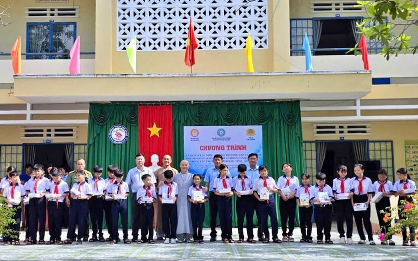 Hội Khuyến học tỉnh Lâm Đồng và các nhà tài trợ tặng quà cho học sinh khó khăn - Ảnh 1.
