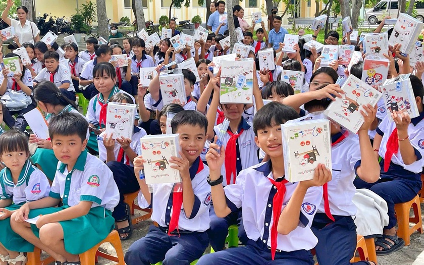 Hội Khuyến học tỉnh Lâm Đồng và các nhà tài trợ tặng quà cho học sinh khó khăn - Ảnh 3.