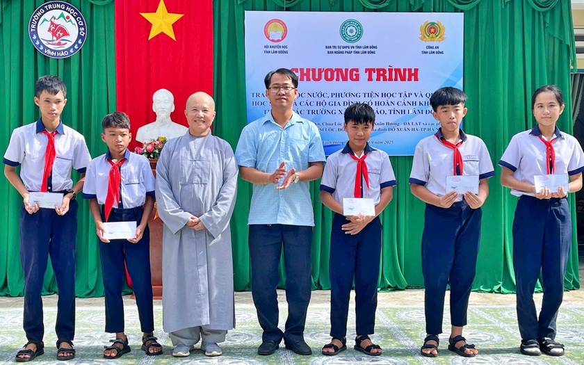 Hội Khuyến học tỉnh Lâm Đồng và các nhà tài trợ tặng quà cho học sinh khó khăn - Ảnh 4.