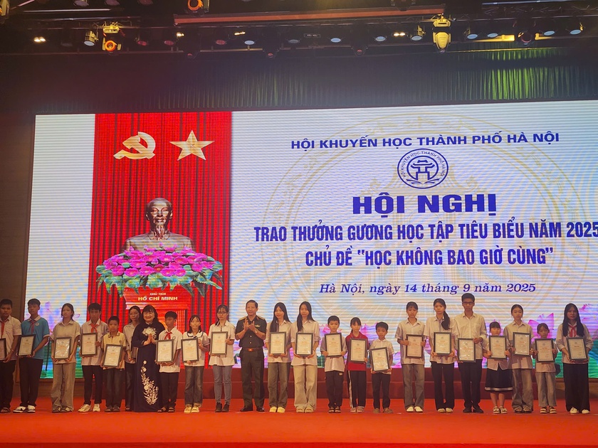 Hội Khuyến học Hà Nội trao thưởng cho 221 học sinh, sinh viên tiểu biểu năm 2025 - Ảnh 7.