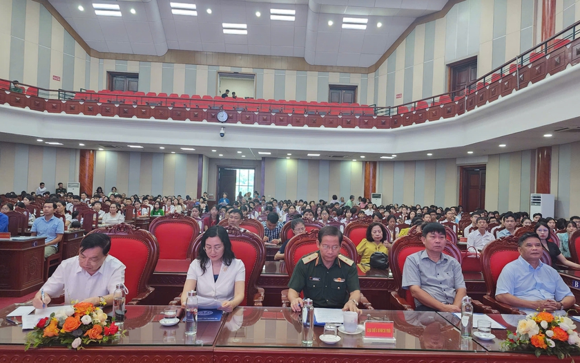 Hội Khuyến học Hà Nội trao thưởng cho 221 học sinh, sinh viên tiểu biểu năm 2025 - Ảnh 1.