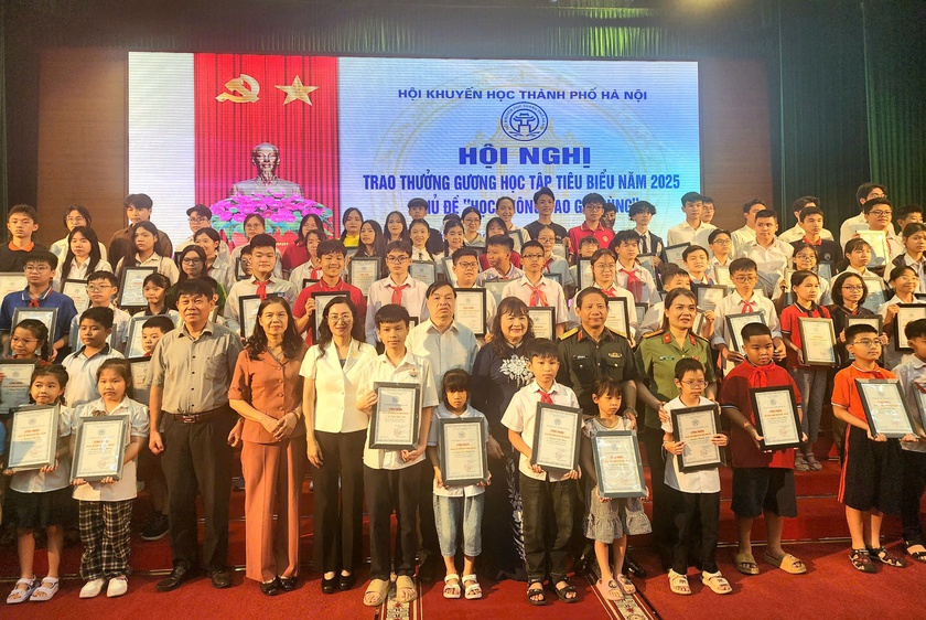 Hội Khuyến học Hà Nội trao thưởng cho 221 học sinh, sinh viên tiểu biểu năm 2025 - Ảnh 5.