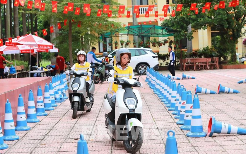 Học sinh còn được thực hành trên sa hình, tham gia các trò chơi tình huống để rèn phản xạ nhanh, lái xe an toàn. Nguồn: TTXVN. Học sinh còn được thực hành trên sa hình, tham gia các trò chơi tình huống để rèn phản xạ nhanh, lái xe an toàn. Nguồn: TTXVN.