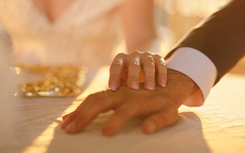 Giá vàng lập đỉnh, nhiều đôi trẻ “toát mồ hôi” lo tiền cưới. Ảnh minh hoạ: gettyimages