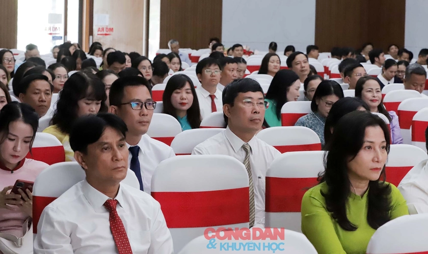 Khen thưởng 87 giáo viên, tập thể điển hình tiên tiến ở Nghệ An - Ảnh 4.