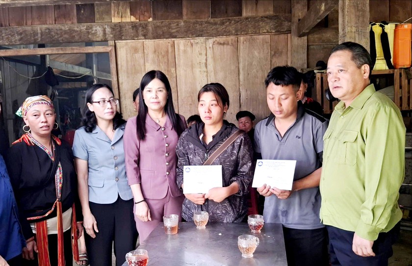 Lào Cai: Trèo lên đu cổng trường học, bất ngờ sập đổ làm hai anh em ruột tử vong - Ảnh 2.