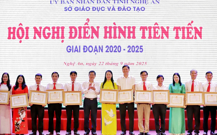 Khen thưởng 87 giáo viên, tập thể điển hình tiên tiến ở Nghệ An - Ảnh 2.