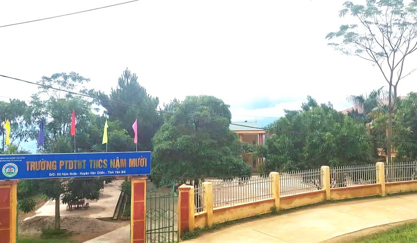 Lào Cai: Trèo lên đu cổng trường học, bất ngờ sập đổ làm hai anh em ruột tử vong - Ảnh 1.