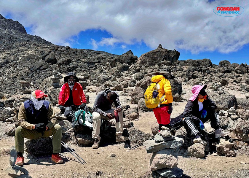 Đường lên đỉnh Kilimanjaro: Lời thì thầm từ "Nóc nhà châu Phi" - Ảnh 17.