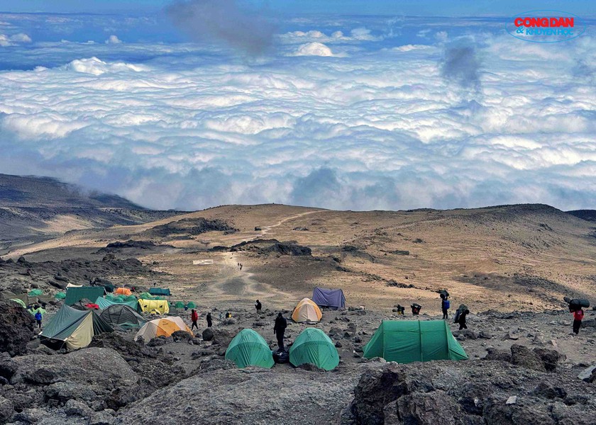 Đường lên đỉnh Kilimanjaro: Lời thì thầm từ "Nóc nhà châu Phi" - Ảnh 19.