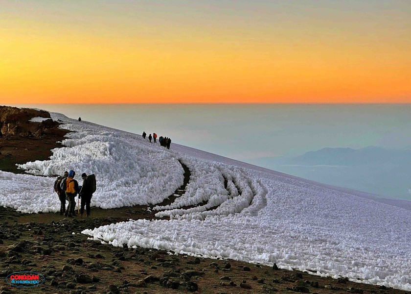 Đường lên đỉnh Kilimanjaro: Lời thì thầm từ "Nóc nhà châu Phi" - Ảnh 23.