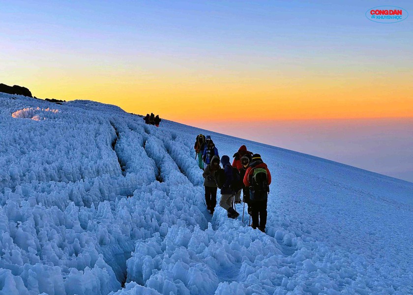 Đường lên đỉnh Kilimanjaro: Lời thì thầm từ "Nóc nhà châu Phi" - Ảnh 24.