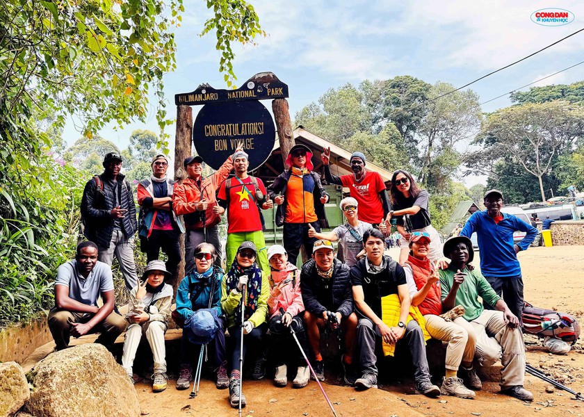 Đường lên đỉnh Kilimanjaro: Lời thì thầm từ "Nóc nhà châu Phi" - Ảnh 8.