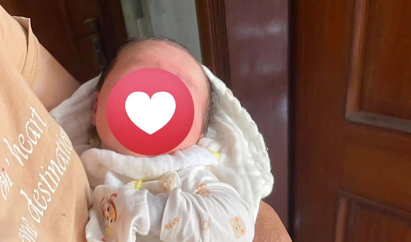 Bé gái sơ sinh bị bỏ rơi cùng 15 triệu đồng và giấy tờ tùy thân - Ảnh 1.