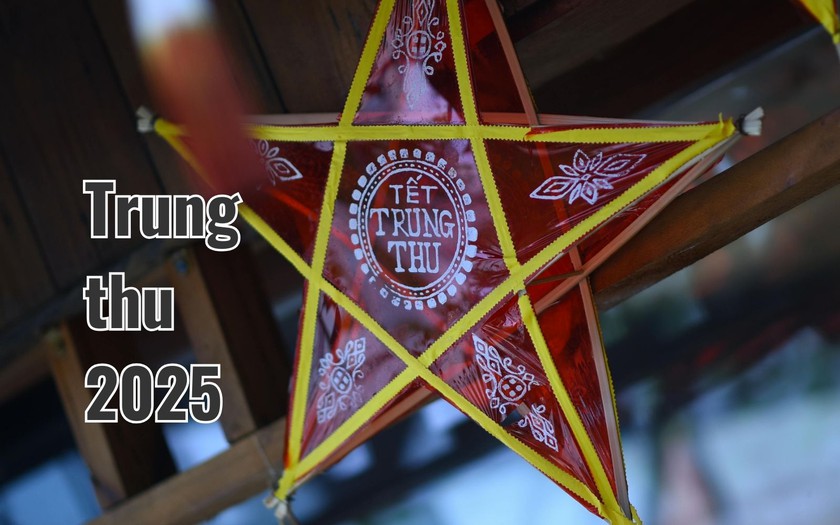 Một số bạn trẻ tìm về những chiếc đèn ông sao, cái trống tùng dinh chơi Trung thu. Ảnh minh hoạ: CDKH.