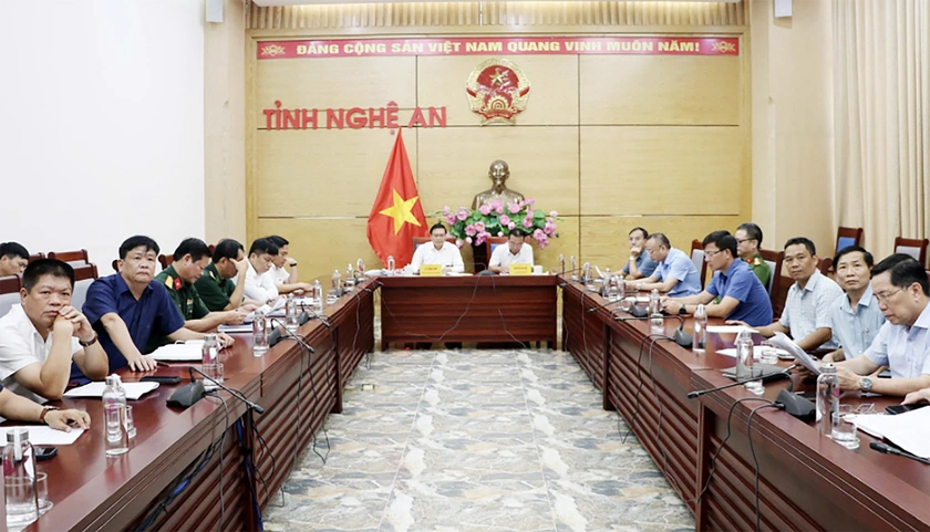 Nghệ An hoãn các cuộc họp chưa cần thiết, sẵn sàng ứng phó siêu bão Ragasa - Ảnh 1.