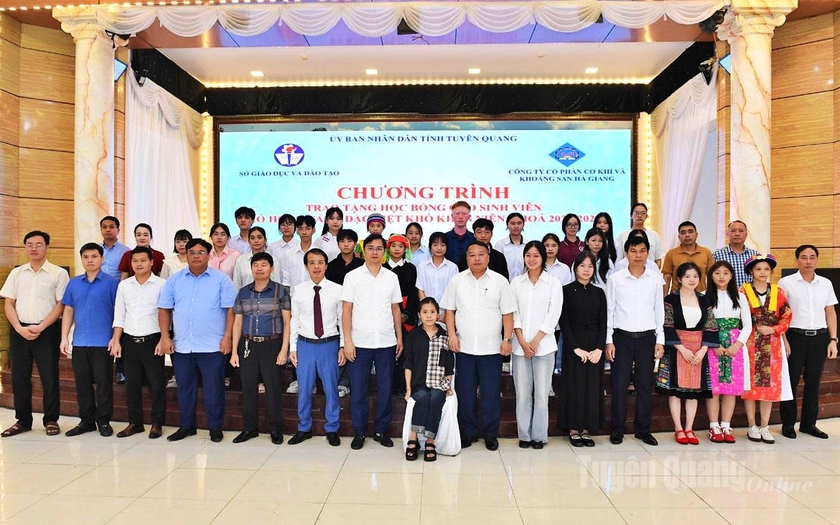 Tuyên Quang trao 27 suất học bổng trị giá trên 2,5 tỉ đồng cho sinh viên có hoàn cảnh đặc biệt khó khăn - Ảnh 1.