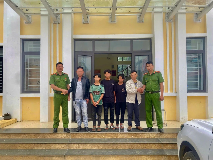 Hỗ trợ 3 thanh thiếu niên đi lạc cách nhà 90km trở về an toàn - Ảnh 2.