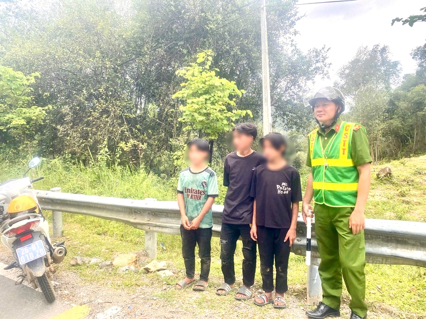 Hỗ trợ 3 thanh thiếu niên đi lạc cách nhà 90km trở về an toàn - Ảnh 1.