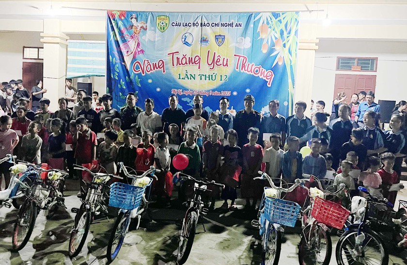 Mang "Vầng trăng yêu thương" tới trẻ em ở tâm lũ Nghệ An - Ảnh 3.