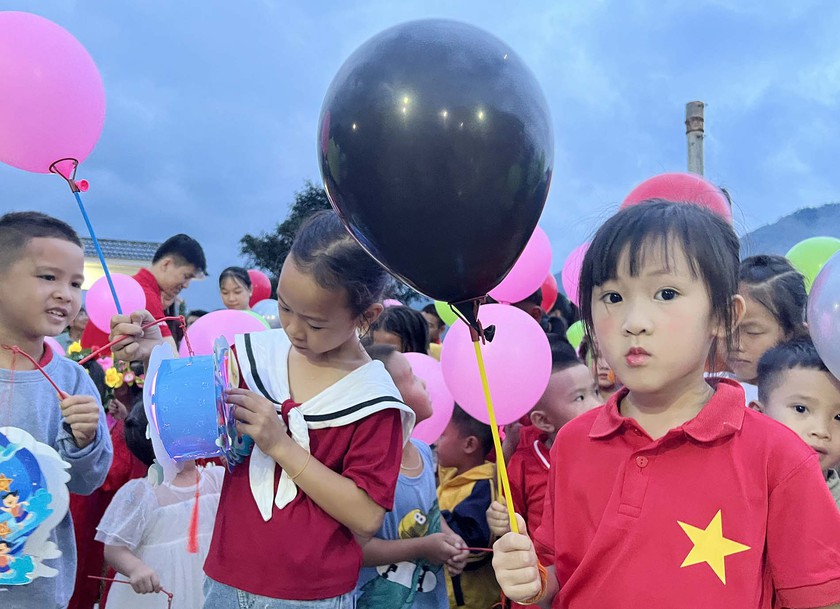 Mang "Vầng trăng yêu thương" tới trẻ em ở tâm lũ Nghệ An - Ảnh 5.