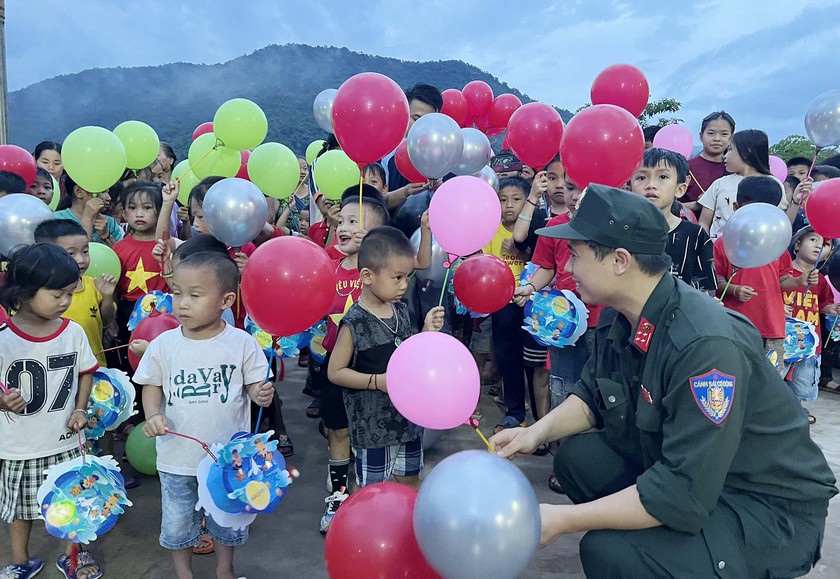 Mang "Vầng trăng yêu thương" tới trẻ em ở tâm lũ Nghệ An - Ảnh 4.