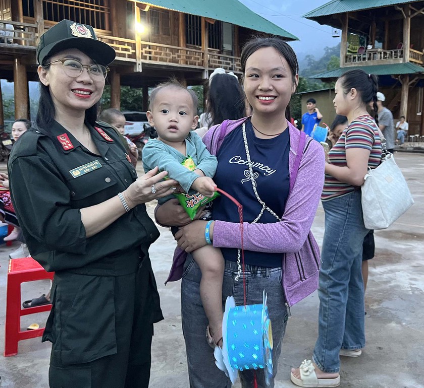 Mang "Vầng trăng yêu thương" tới trẻ em ở tâm lũ Nghệ An - Ảnh 8.