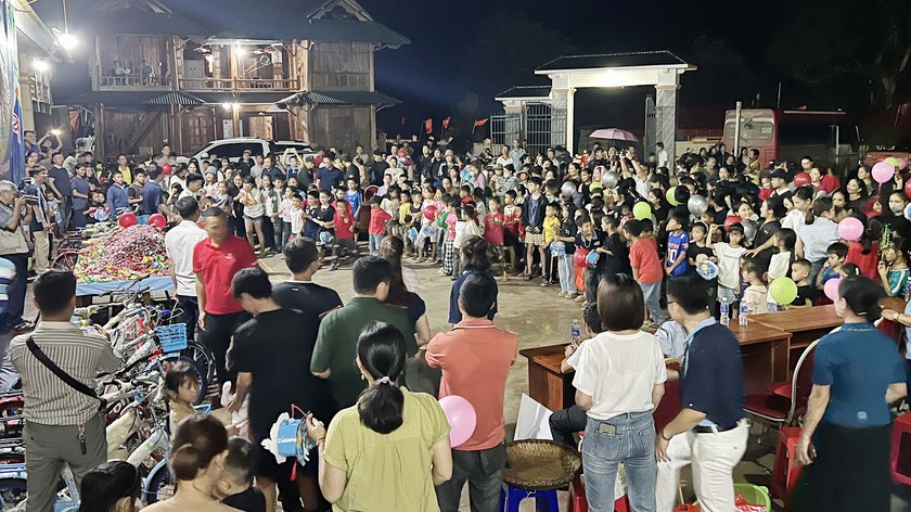 Mang "Vầng trăng yêu thương" tới trẻ em ở tâm lũ Nghệ An - Ảnh 7.