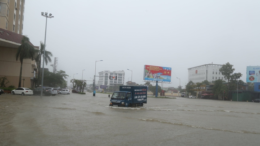 Ứng phó với bão số 10: Nghệ An cấm biển, Hà Tĩnh sơ tán 1.256 hộ dân - Ảnh 2.