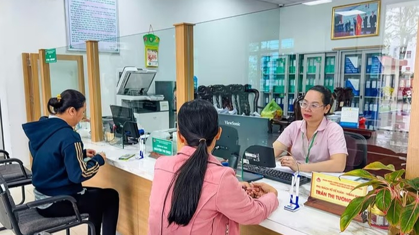 Những sinh viên đầu tiên được giải ngân vay vốn ưu đãi học tập tại nhiều tỉnh thành - Ảnh 2.