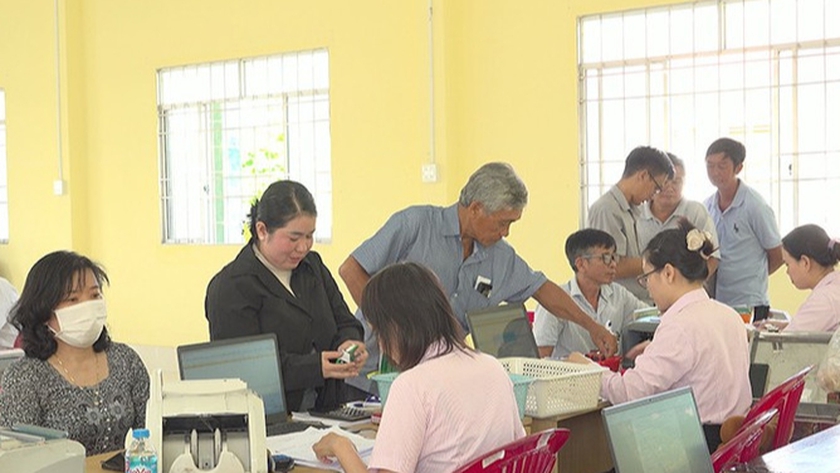 Những sinh viên đầu tiên được giải ngân vay vốn ưu đãi học tập tại nhiều tỉnh thành - Ảnh 1.