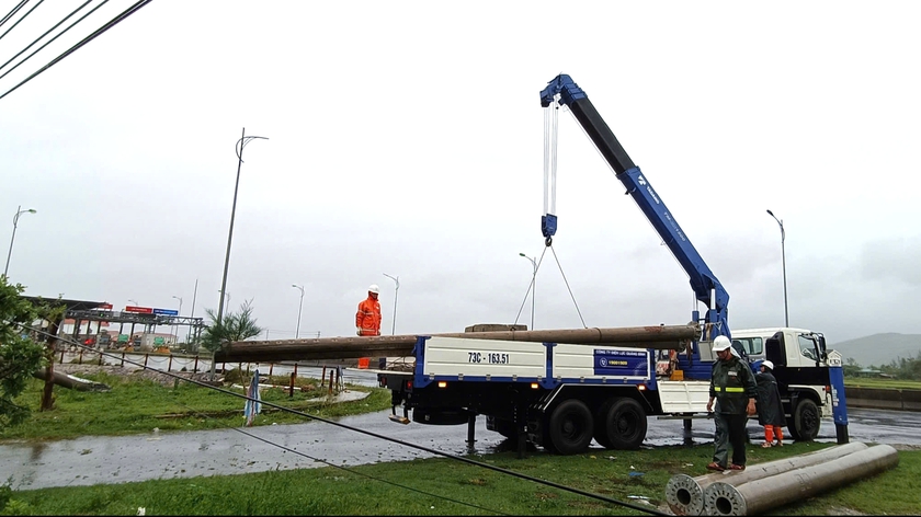 Khẩn trương, quyết liệt khắc phục sự cố lưới điện tại các khu vực bị ảnh hưởng bão số 10 - Ảnh 2.
