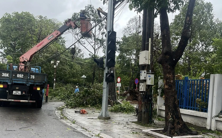 Lực lượng chức năng khắc phục hậu quả của Bão Bualoi tại Thanh Hoá> Ảnh: CTV