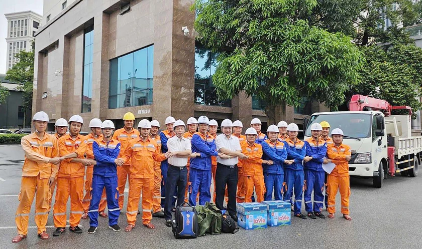 Gần 550 cán bộ điện lực ở phía Bắc vào Nghệ An khắc phục điện lưới - Ảnh 2.