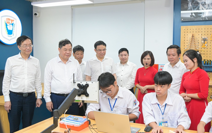 Petrovietnam đã trao tặng những suất học bổng ý nghĩa đến các học sinh tiêu biểu của trường Chuyên Lương Văn Tụy, Ninh Bình. Ảnh: PVN