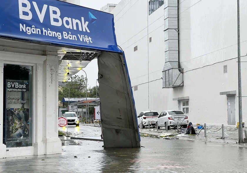 Bão số 10 đổ bộ vào Nghệ An, người dân trắng đêm chứng kiến gió giật kinh hoàng- Ảnh 12.
