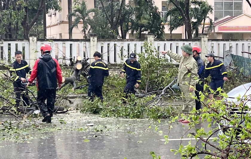 Bão số 10 đổ bộ vào Nghệ An, người dân trắng đêm chứng kiến gió giật kinh hoàng- Ảnh 9.